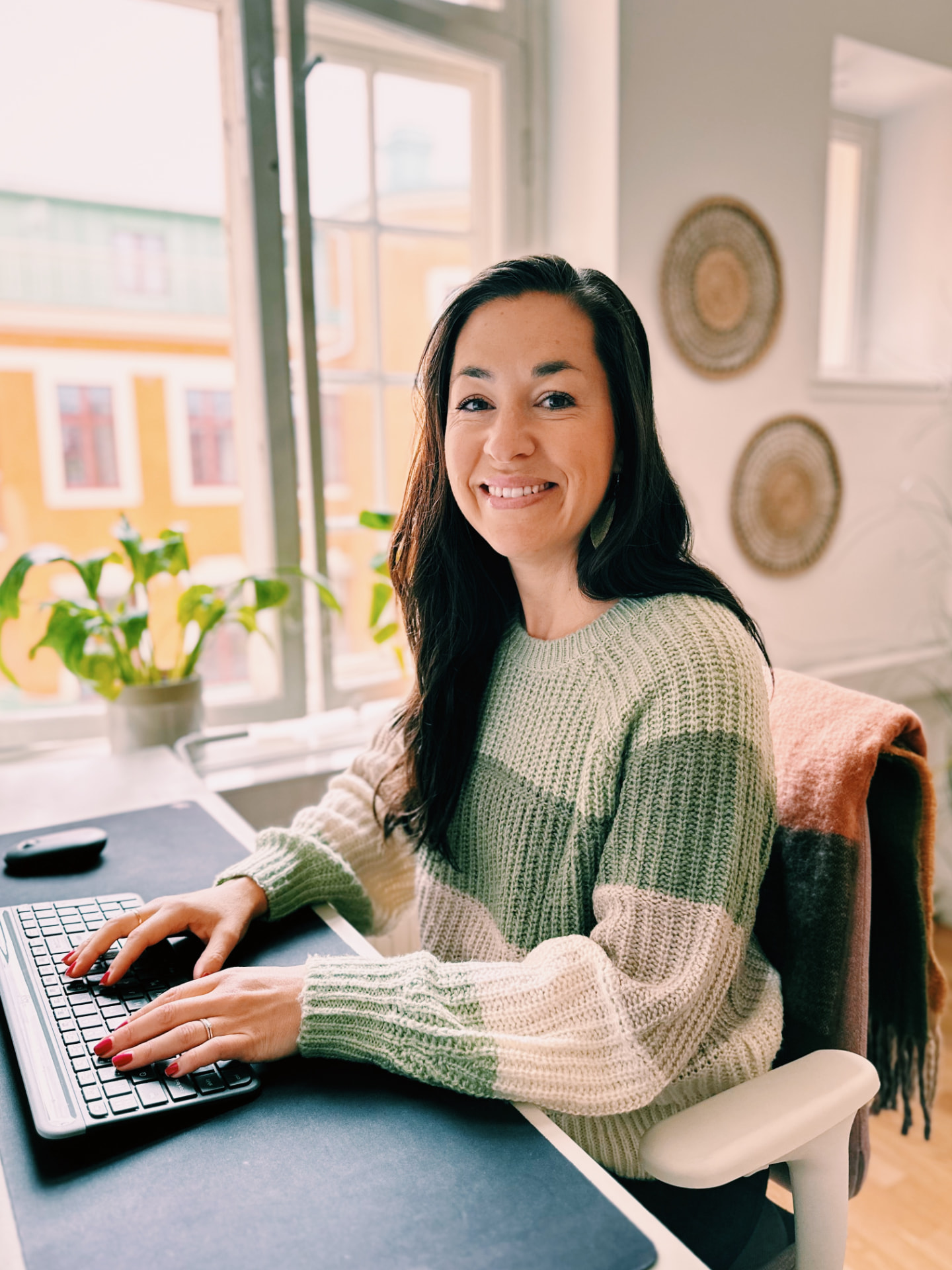Anika Lopez Wall arbetar vid sitt skrivbord